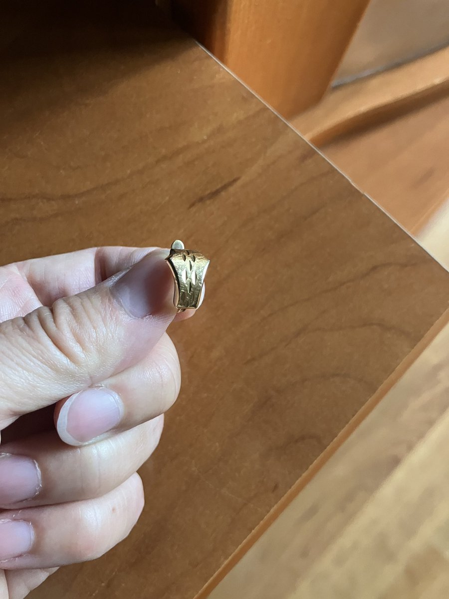 esoesla's tweet photo. @perezreverte  El sábado 30/08 durante el velatorio a mi madre en el cementerio de Torrero Zgz, perdí uno de sus pendientes que me puse para honrar su recuerdo. El valor sentimental es tremendo y el dolor que me produce ese extravío inimaginable. Ruego lo publique. Una lectora. https://t.co/QRRKQTMTCj