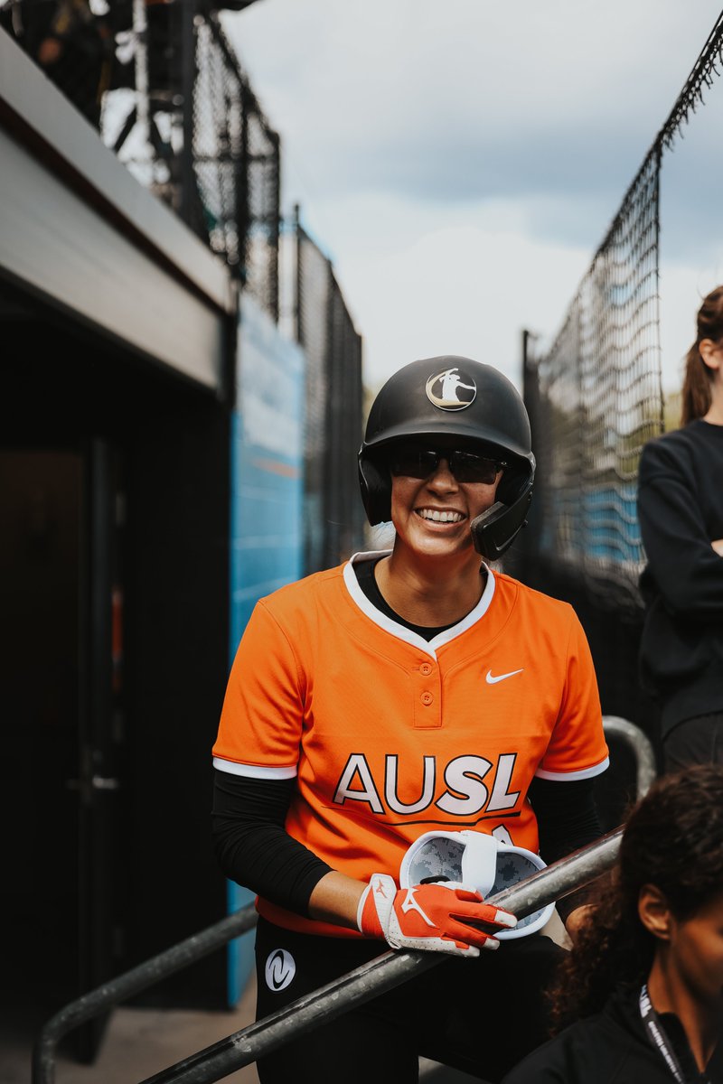 GIVEAWAY 🔁 

retweet for a chance to win a softball autographed by <a href="/madilyn_nickles/">Madilyn Nickles</a> presented by <a href="/MizunoFPitchNA/">Mizuno Fastpitch USA</a> 🥎