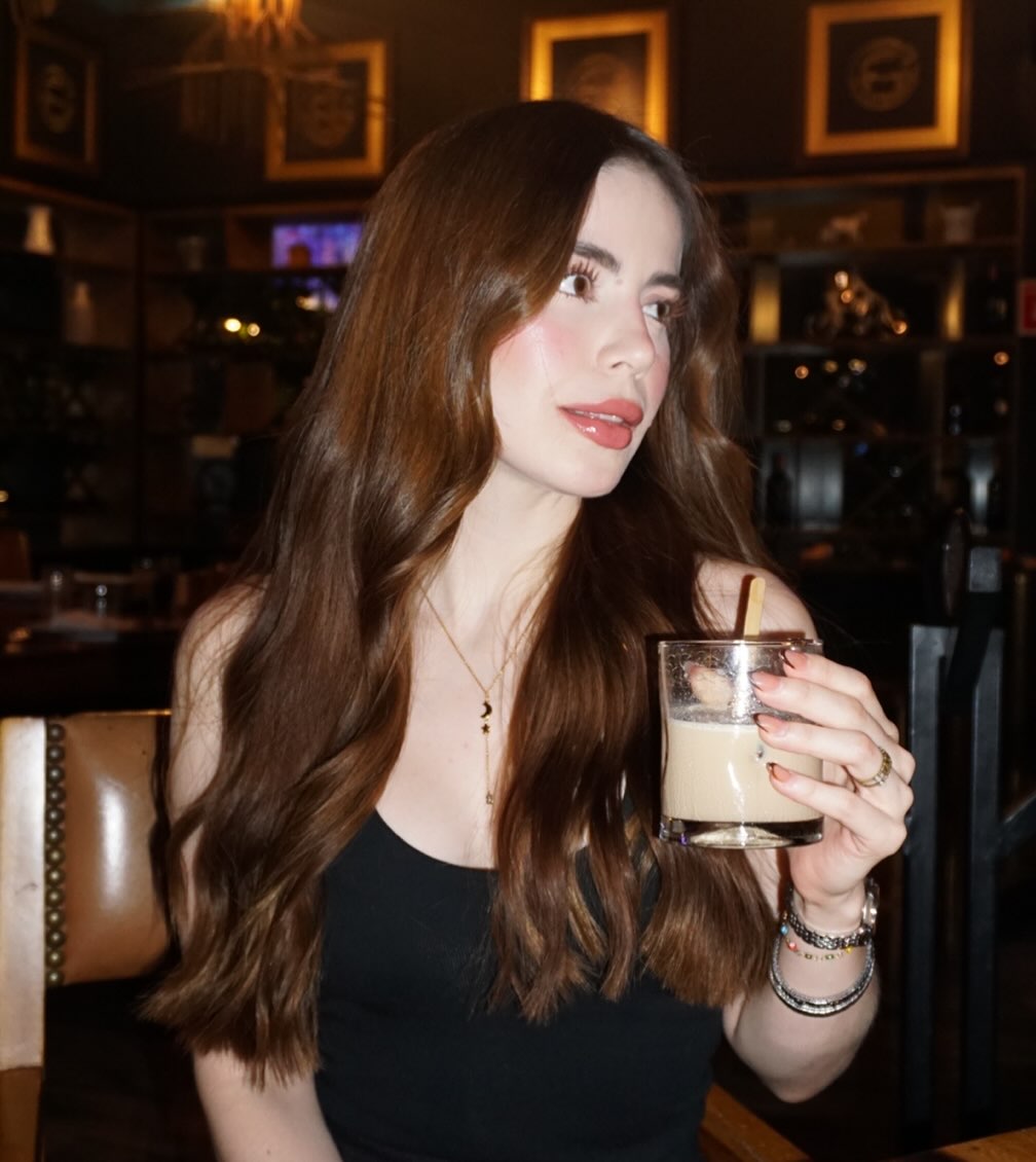 📌 Hilo: Natalia, la verdadera afectada en medio del pleito con Yeri MUA

1️⃣ Todo comenzó cuando Yeri MUA insinuó que Lonche le estaba siendo infiel a Natalia. Desde ese momento, la comunidad de Yeri comenzó a atacarla directamente, aunque Natalia nunca tuvo nada que ver en esos