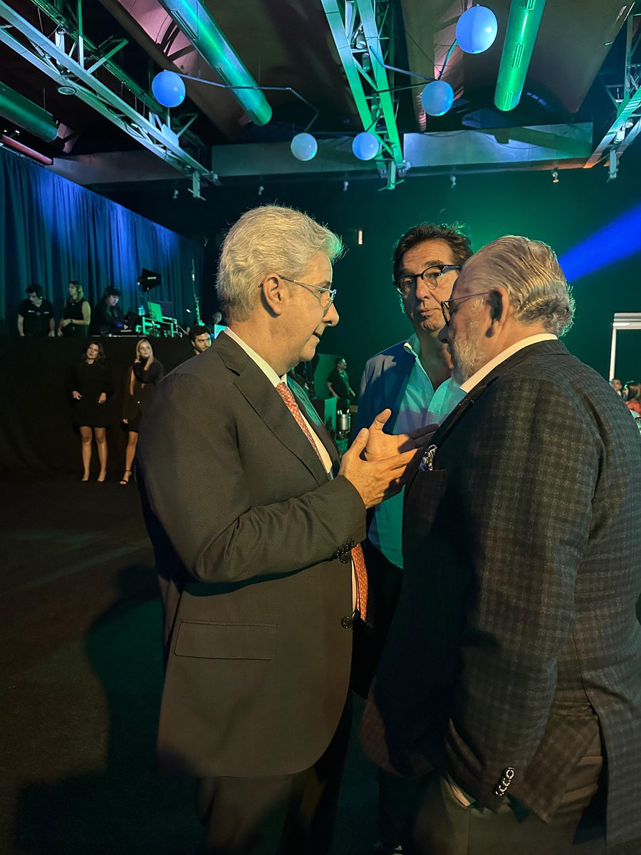 CONCAMIN's tweet photo. En una cena ofrecida por @Nestle para celebrar sus 95 años en #México, el presidente de la #CONCAMIN, Alejandro Malagón Barragán, @AMalagonB, conversó con Fausto Costa, presidente ejecutivo de Nestlé México. 

En el marco de su aniversario en nuestro país, #Nestlé lanzó la iniciativa “Que la mesa vuelva a unirnos”, con el objetivo de reforzar la convivencia familiar, especialmente en la mesa en la hora de los alimentos.

Durante el evento, realizado previo a la Expo Venta ANAM 2025, en el cual estuvo el presidente ejecutivo de @CANAINCA, Jonás Murillo, @JONASMURILLO1, se hizo entrega de reconocimientos a los trabajadores por su trayectoria.