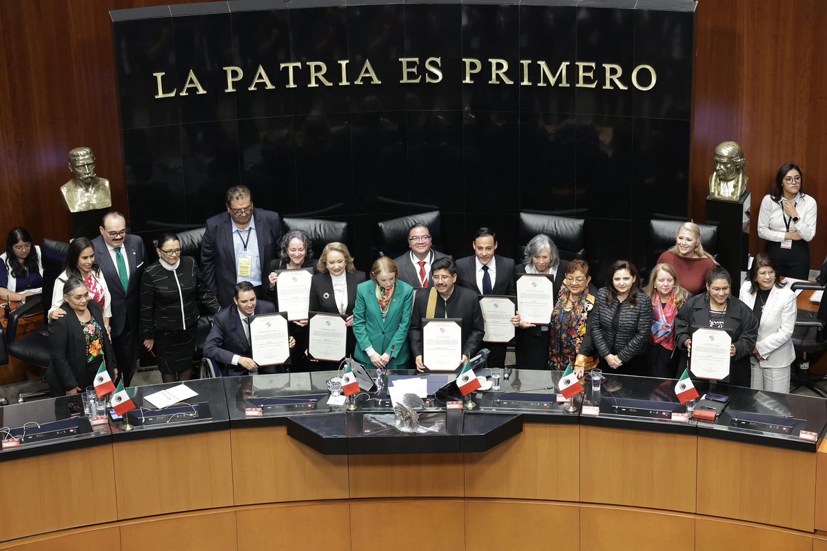 Asumo con responsabilidad y agradecimiento el cargo de Ministro de la Suprema Corte de Justicia de la Nación. Defenderé la justicia desde el Máximo Tribunal, con un compromiso firme por una justicia abierta, plural y cercana. Así lo decidió la ciudadanía, y hoy comenzamos a