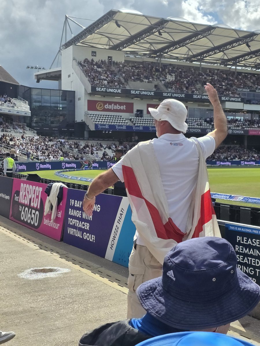 At Headingley for the one dayer  and the fancy dress has gone to a new level. This guy has come as a lamppost.  

#cricket #englandcricket