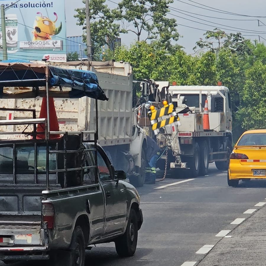 ⚠ #TráficoSv | Personal del #VMT ayudan a retirar de la vía un camión que quedó varado frente al cementerio Jardines del Recuerdo, sobre la autopista a Comalapa 📍.
