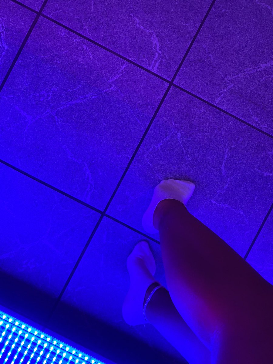 diese füße sind gemacht zum dienen also fangt an zu zahlen ihr seit nix ohne mich 
- fußblick steuer 10€ 

eure Herrin ist jetzt aktiv schreibt mir eine nachricht😉
#feetfetısh #paypig #sklave #herrin #loser #findom #feet #fußfetisch #