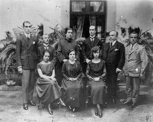 Gabriela Mistral tuvo una profunda e influyente estancia en México en 1922-1924, invitada por José Vasconcelos para reformar el sistema educativo del país.
Foto: Mistral, Palma Guillén, Amantina Ruiz (profesora chilena) y otros colegas mexicanos. 1922. bibliotecanacionaldigital.gob.cl/visor/BND:3511…