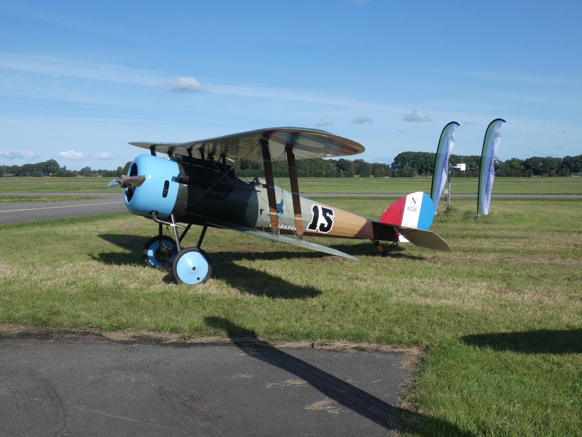 Tijdens de gratis toegankelijke Piloot en Vliegtuig Teuge AirFair, op zaterdag 13 september, zijn er bij AMN op vliegveld Teuge bijzondere vliegtuigen te zien, zoals de Nieuport 28 van de Vroege Vogels en een DH-82a Tiger Moth van Egmond Vintage Wings.
Komt u ook?