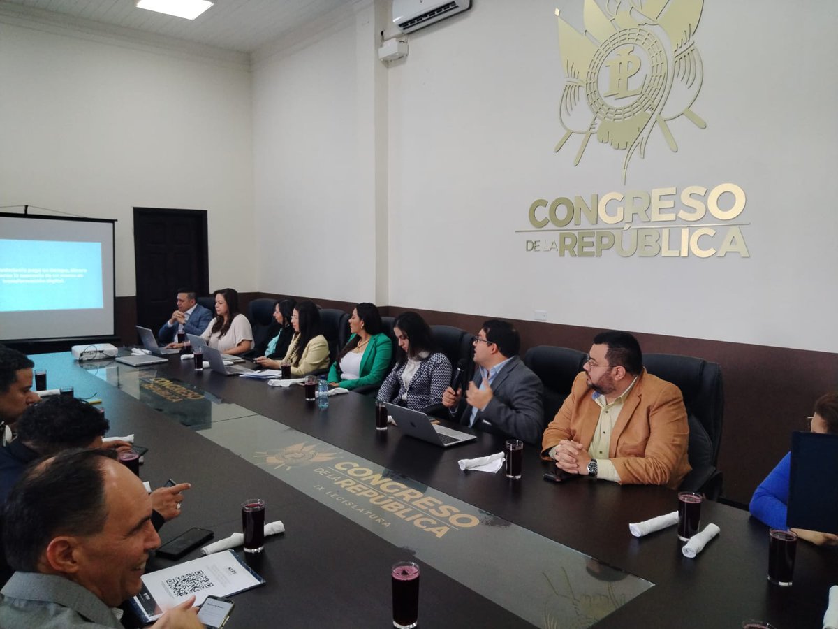 #AhoraLH | El diputado Nery Rodas, Fundesa y la Red Ciudadana discuten por la iniciativa de ley de Transformación Digital.

📷✍️: Joel Maldonado/LH