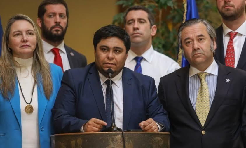 Aedd38's tweet photo. MIENTRAS TANTOS EL MONTAJE DE LA ENCERRONA DEL DIPUTADO REPUBLICANO  JOSÉ MEZA AUN NO ENCUENTRAN NADA EN LAS 32 CAMARA DE SEGURIDAD DEL METRO Y ZONA ALEDAÑA.
Y justo cuando la comision de la camara de diputado lo cito a declarar por que utilizaba departamento de la mafia del rey del cobre..!!