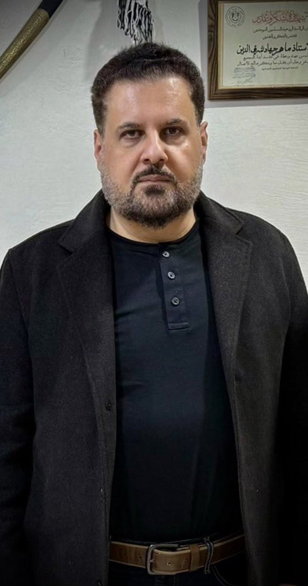ماهر بلا شرف ..! لم يعد يملك أي توازن، فقد خرج عن السيطرة تمامًا، وأصبح يتخبط في تغريداته كتائه فاقد للعقل، يصرخ كالمسعور، ويهذي كالمخمور، ينهش نفسه من الغيظ حتى تكاد أنيابه تغرز في جسده. يلطم كالنائحة على ميت فقدته، ويردح كما تفعل الضرة الغيورة لضرّتها، وتكاد أضراسه أن تتحطم من