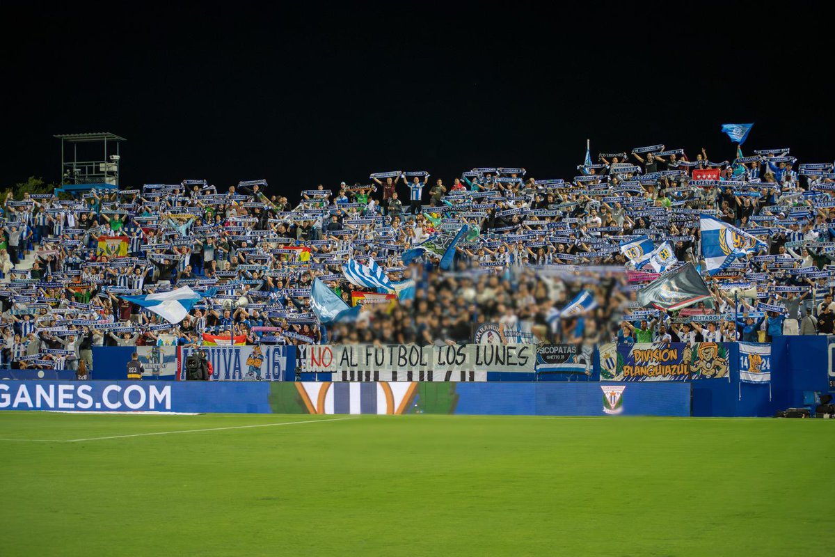 Ghetto28Ultras's tweet image. CD Leganés - Deportivo de La Coruña 

Un día mas, los drugos siguen sin fallar.

Lunes, 21:30 y pese a ello, Butarque respondió. Lo más valioso de un club reside en su aficion.

Continuaremos alzando  la voz por los derechos de la afición.

 ¡No al fútbol los lunes!