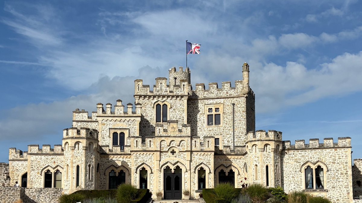 #Hardelot #castle #DailyPictureTheme 
Can you see something slightly different?

I’ve never seen a flag like it before!