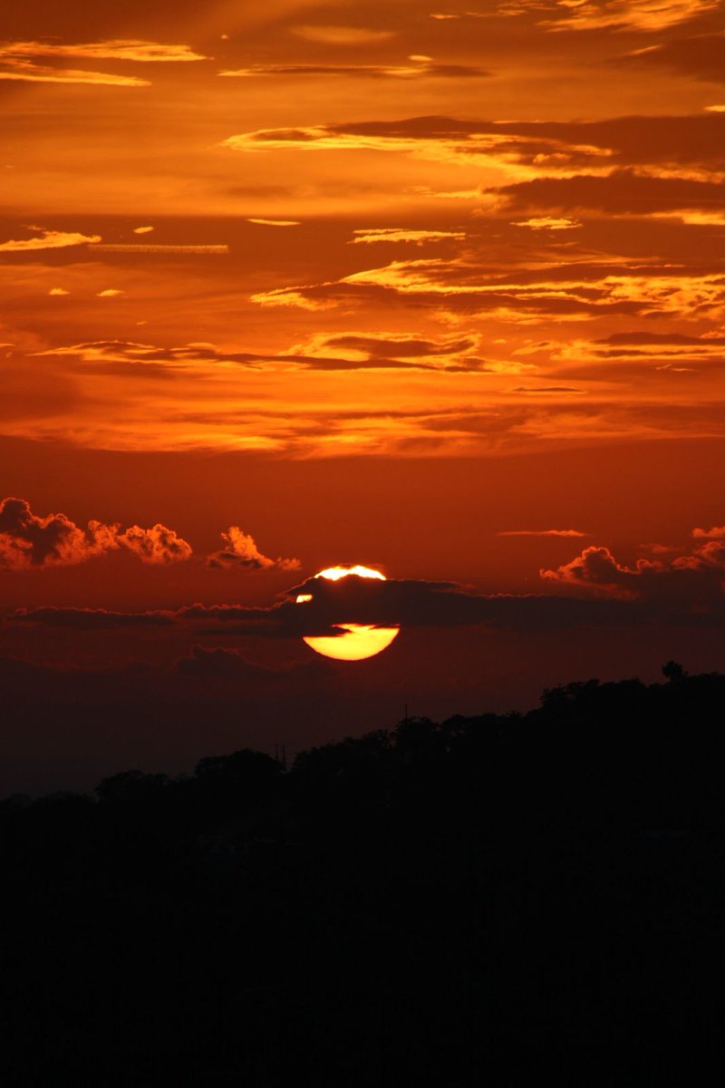 ¿Y si las nubes fueran llamas?
El sol, el fuego que las alimenta,
y la tarde, eterna,
como la hoguera que arde en mí
por tu amor.