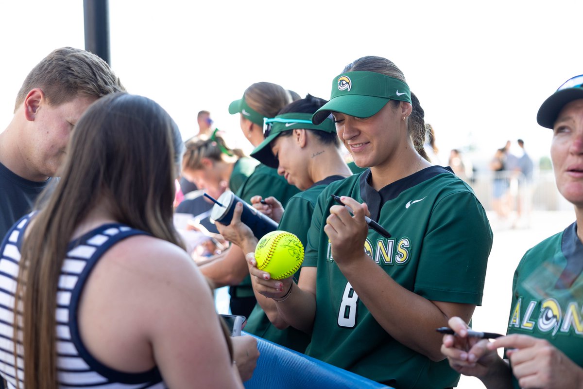 want a signed ball of your own? 

retweet for a chance to win a softball autographed by Mariah Lopez presented by <a href="/MizunoFPitchNA/">Mizuno Fastpitch USA</a> 🥎