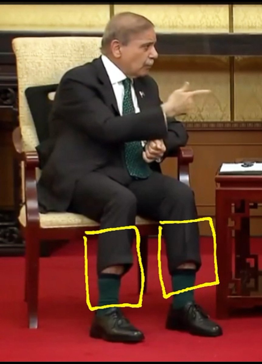 YatraGiri's tweet photo. Pak PM Cut His Expenses to Save Pakistan Economy.
Save Pant Cloth worth 200 pakistani rupees 😐
Great Sacrifice 🙌🏽 https://t.co/z4MbbC50na