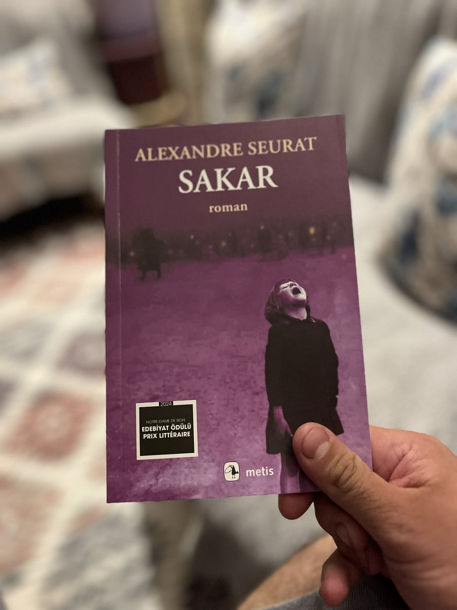 Sadece içimde bir boşluk açılıyordu, uçsuz
bucaksız bir boşluk, o boşluğa düşmemek
için yalpalayıp duruyordum.