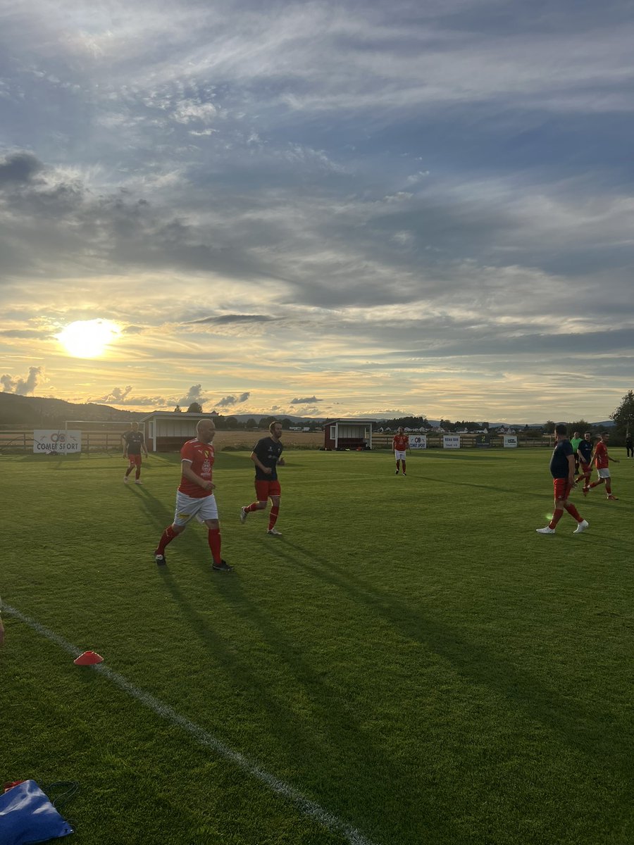En nydelig dag på Åkrene❤️ Benkene er ferdigmalt og banen begynner å se klar ut til storoppgjørene i helga🔥 Fikk seg en test i kveld da M34 laget møtte Fet. Strålende forhold!
Også ikke glem å kjøpe billetter til helga da dere👉🏻 tikkio.com/e/47413049c87a…
<a href="/Lokalfotballen/">Lokalfotballen</a>