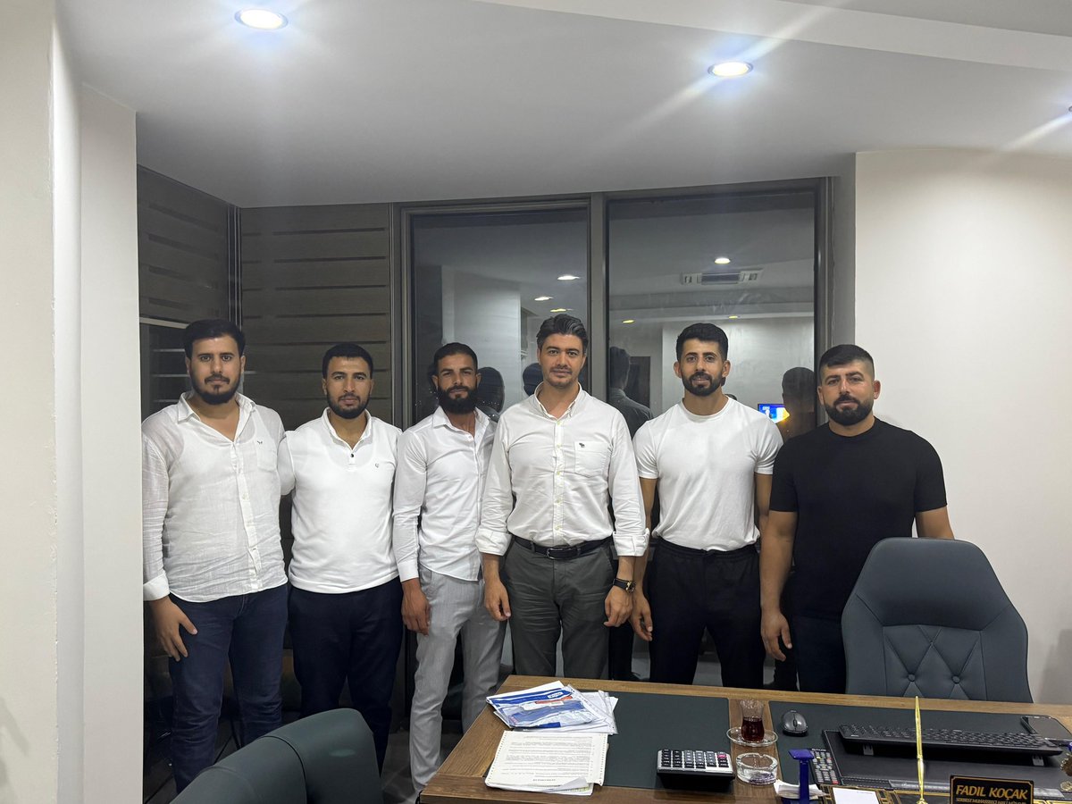 Bugün ofisimde çok özel misafirlerimi ağırladım.

Memleket derdiyle dertlenen genç kardeşlerimle; Antakya’yı, Hatay’ı, ülkemizi konuştuk dertleştik. 

Kendilerine bu nazik ziyaretleri için teşekkür ediyorum. 

İnanıyorum ki tüm sorunlarımız gençlerimizin kararlı duruşları ve