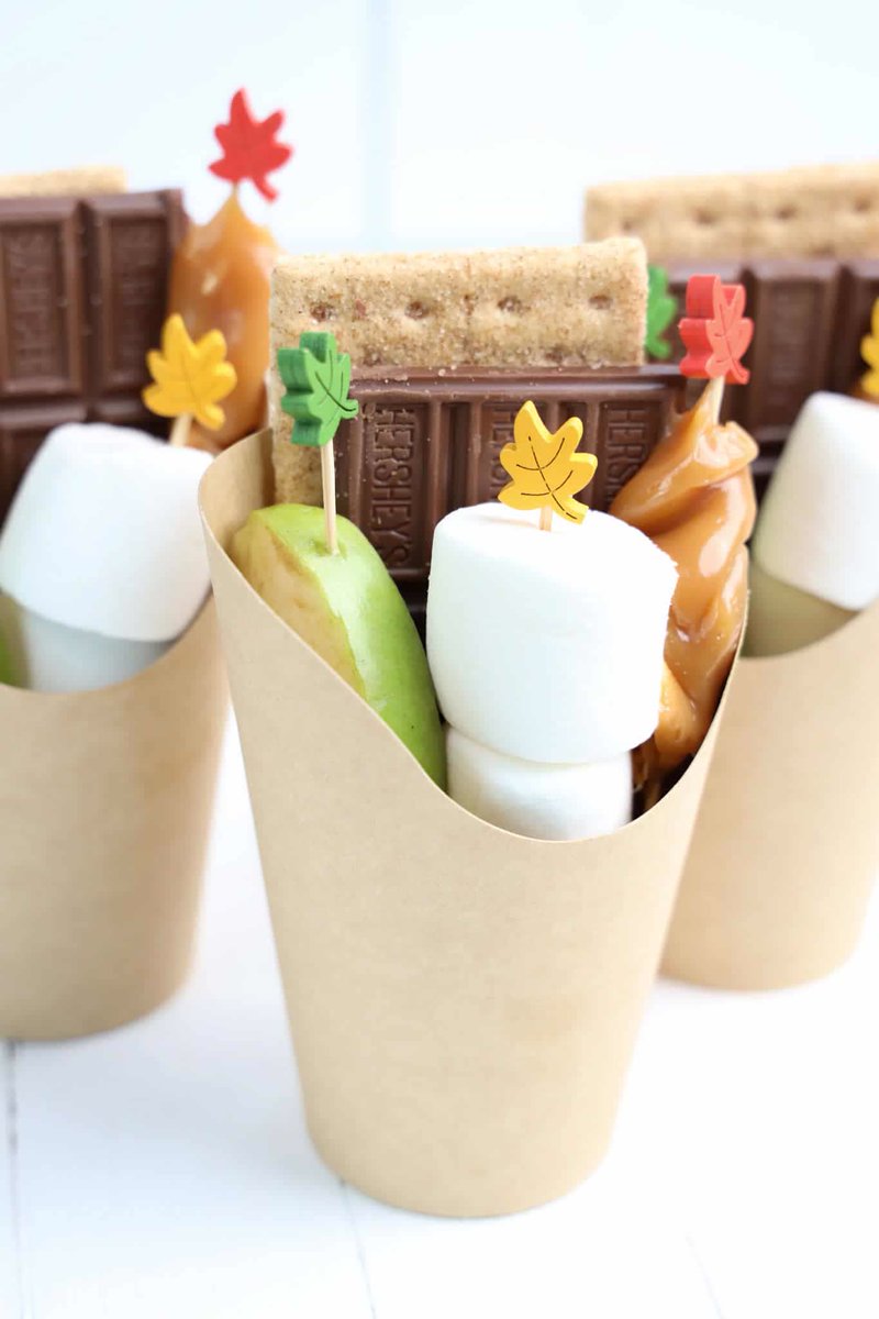 MessForLess's tweet image. Ready for a new twist on s'mores? Try these 15-Minute Caramel Apple S'mores Cups! 🍏🔥 All the gooey, chocolatey goodness you love, plus a tart apple crunch. Perfect for a quick dessert fix! Get the recipe: messforless.net/15-minute-cara… #Smores #CaramelApple #QuickDessert