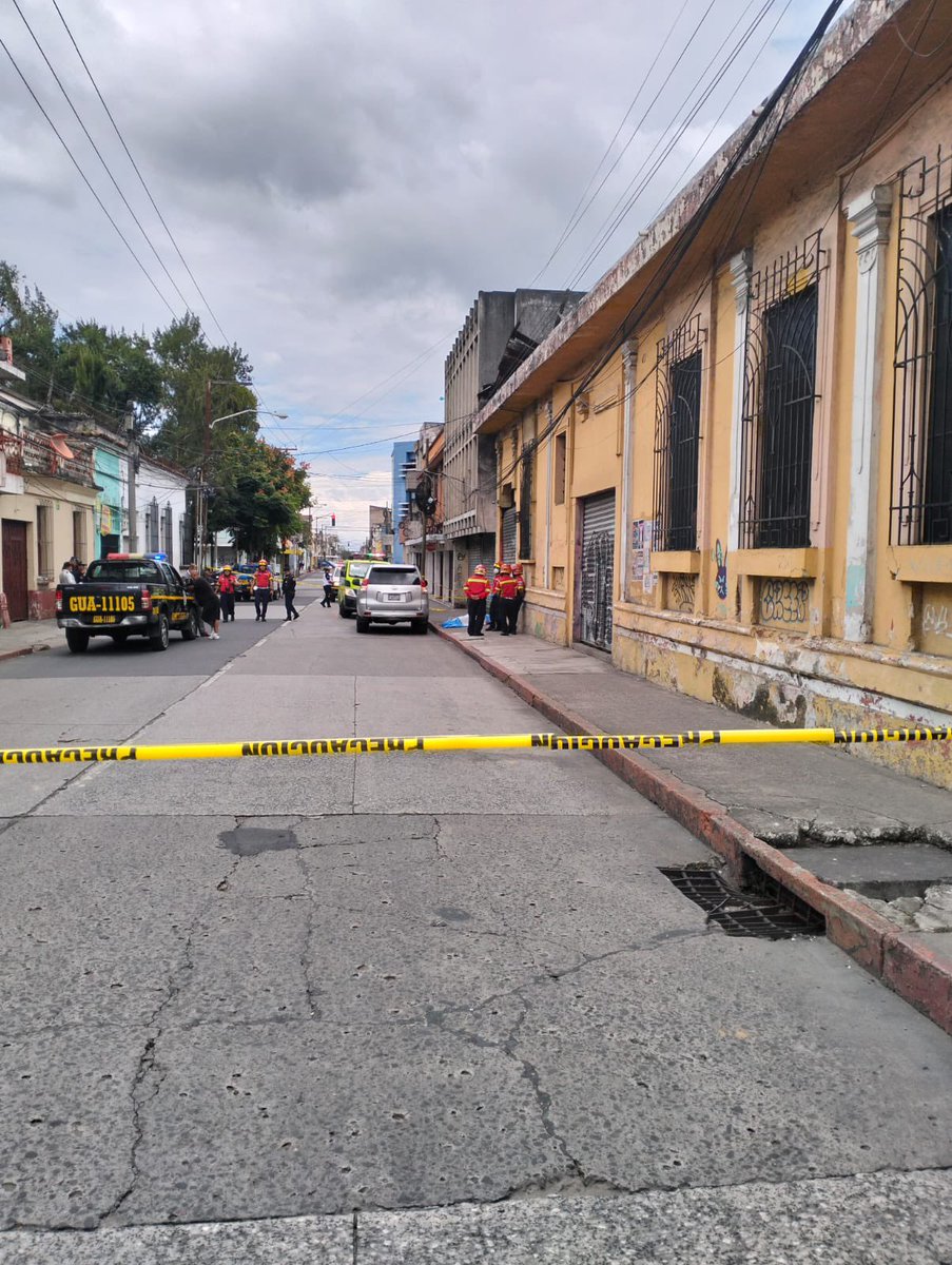 ASESINAN A ABOGADO DE GLORIA TORRES 

La violencia continúa, este martes 2 de septiembre sicarios en moto asesinaron al abogado  Edwin Juárez Mayen, relacionado a los hermanos cara dura y a María Martha Castañeda Torres y su madre Gloria Torres, en la 3ave 6-44 zona 1.