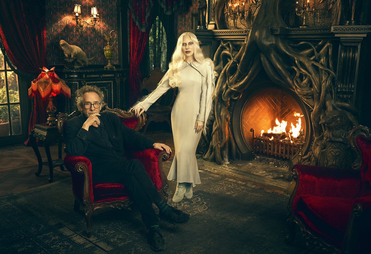 Tim Burton et Lady Gaga pour la saison 2 de Mercredi, disponible demain sur Netflix.