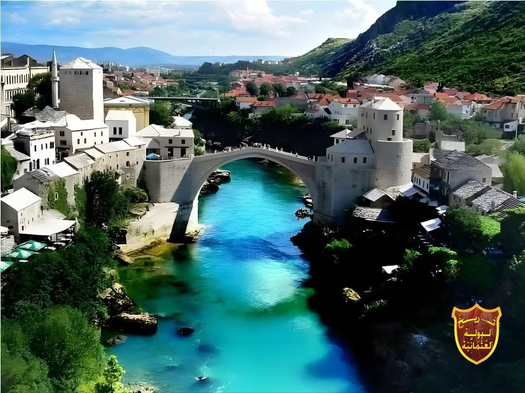 تصميم هندسي بخط المعمار سنان أعظم مهندسي الدولة العثمانية لكوبري موستار في البوسنة، وهو الأعجوبة الهندسية المتبقية منذ 500 سنة وحتى اليوم.