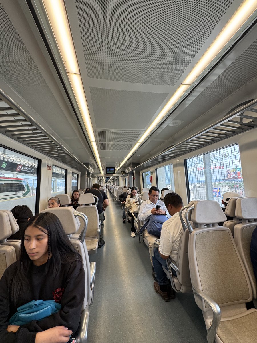 genarolozano's tweet photo. Qué belleza el Tren Interurbano Insurgente que conecta Toluca con la CDMX.
Movilidad con justicia social. https://t.co/RNYSv29hdE