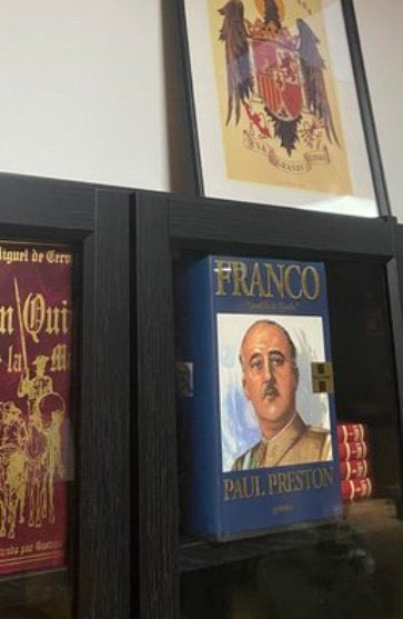 Llorando con el líder de Núcleo Nacional.

Han puesto un libro de Franco pero lo que no saben (porque no se lo han leído) es que ese libro repudia a Franco. Lo han puesto únicamente porque sale su cara en la portada 😭

Dos días tiene la sede y dos veces han hecho el ridículo.