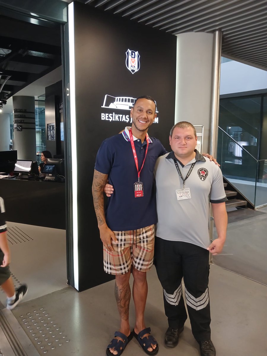 Bahadır YAZICI (@bahadiryazici17) on Twitter photo #JosefdeSouza #DanielleAraújo #Beşiktaş #BeşiktaşMüzesi #BJK #2Eylül2025 #2Eylül #TüpraşStadyumu #TüpraşStadı #BeşiktaşStadı 🦅👏
Şanlı Beşiktaş'ımızın Eski Futbolcusu, Josef de Souza'nın Ailesi ile birlikte 2 Eylül 2025 Tarihli Beşiktaş Tüpraş Stadı ve Müze ziyareti. <a href="/dani_pitt/">Danielle de Souza</a> #JosefdeSouza #DanielleAraújo #Beşiktaş #BeşiktaşMüzesi #BJK #2Eylül2025 #2Eylül #TüpraşStadyumu #TüpraşStadı #BeşiktaşStadı 🦅👏
Şanlı Beşiktaş'ımızın Eski Futbolcusu, Josef de Souza'nın Ailesi ile birlikte 2 Eylül 2025 Tarihli Beşiktaş Tüpraş Stadı ve Müze ziyareti. <a href="/dani_pitt/">Danielle de Souza</a>