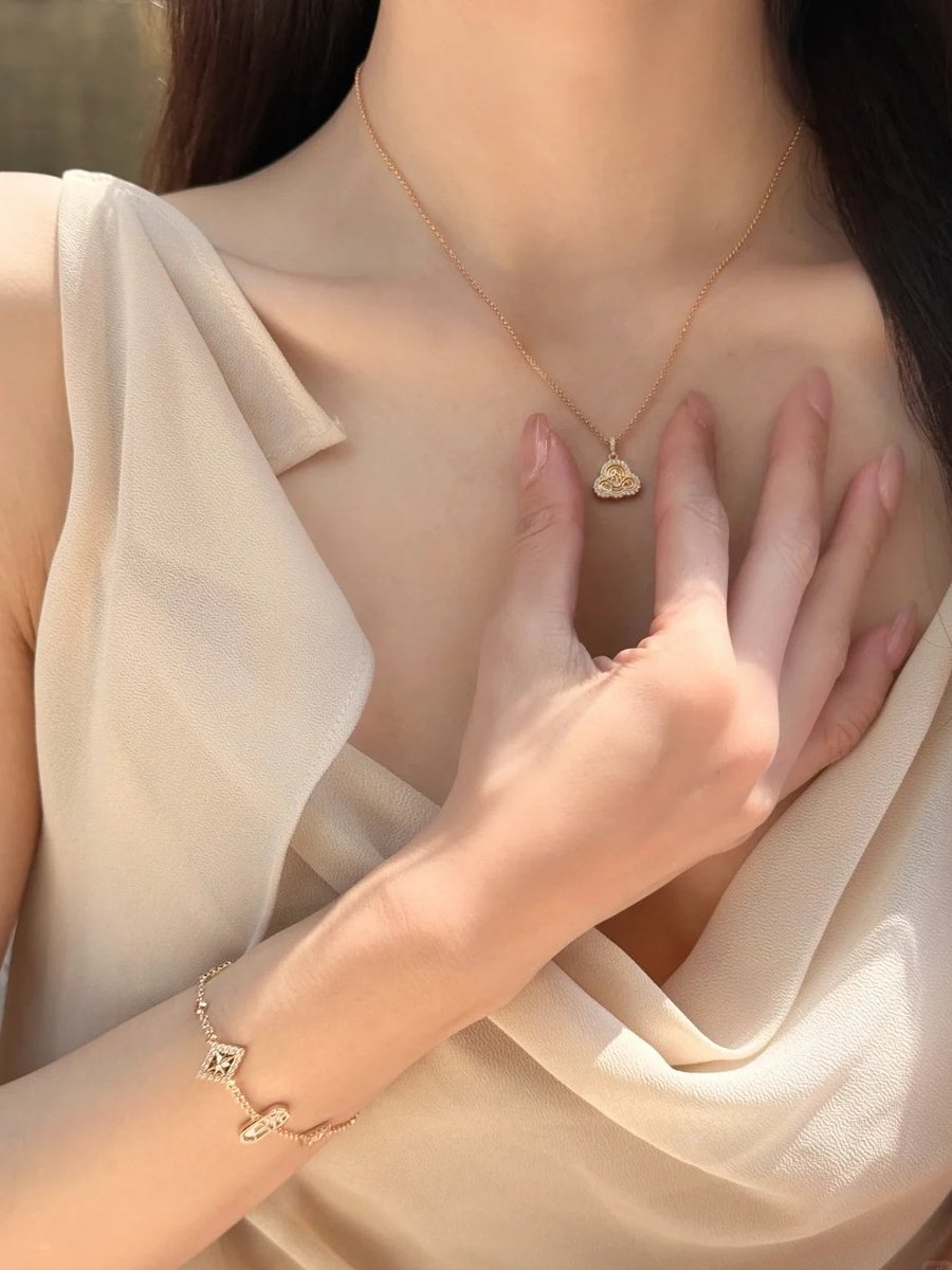 Radiating elegance in white ✨📷