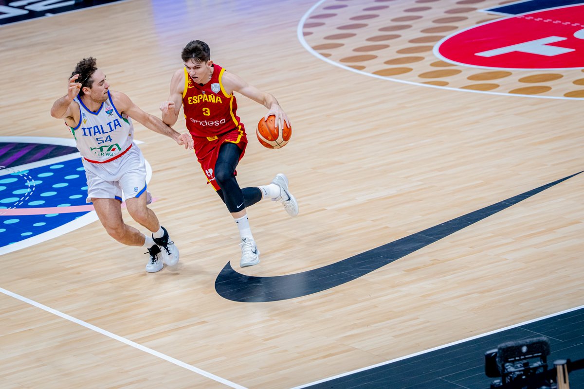 Sergio de Larrea es el primer español de menos de 20 años en anotar dobles dígitos en un partido del EuroBasket desde 2009, cuando Ricky Rubio hizo 10 contra Serbia en la final de ese año.

Rubio tenía 18 años y 334 días el día de aquella final.

Vía Opta - <a href="/heinnews/">David Hein</a>