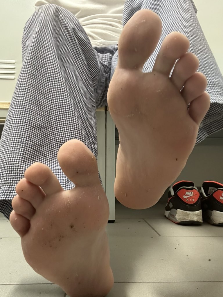 Nice View for you Boys , bow down and start serving loser 🦶🏼🐷

#findom #fag #fagtax #paypig #cashslave #cashmaster #boss #master #slave #gayslave #gayfetish #gay #zahlsau #gayfeet #gaysocks #boysocks #boyfeet #sklave