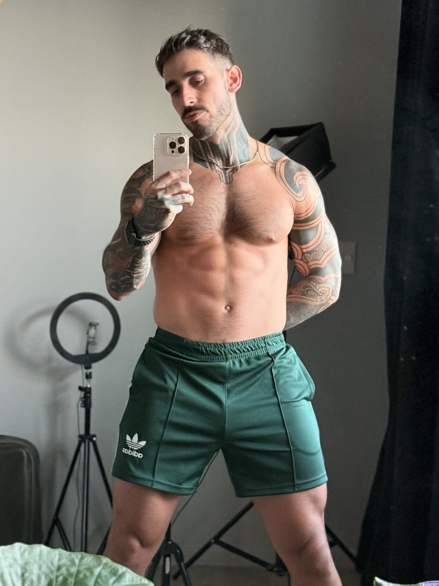 Does the colour green make my cock look big 😏..? 
My NAUGHTY FREE stuff 
🔞👉onlyfans.com/the_acido_fina…