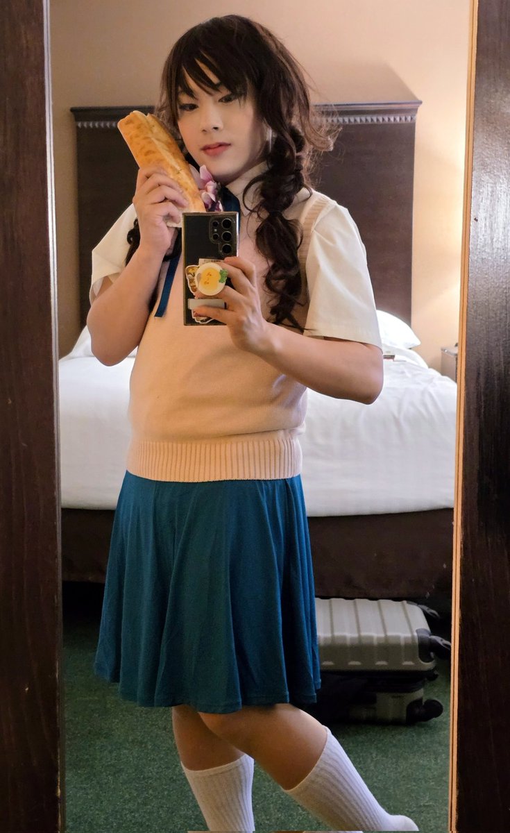 DatKami's tweet photo. have you ever seen a schoolgirl run late to school with a baguette in her mouth #RobotAlchemicDrive https://t.co/EyOb5lZDFl