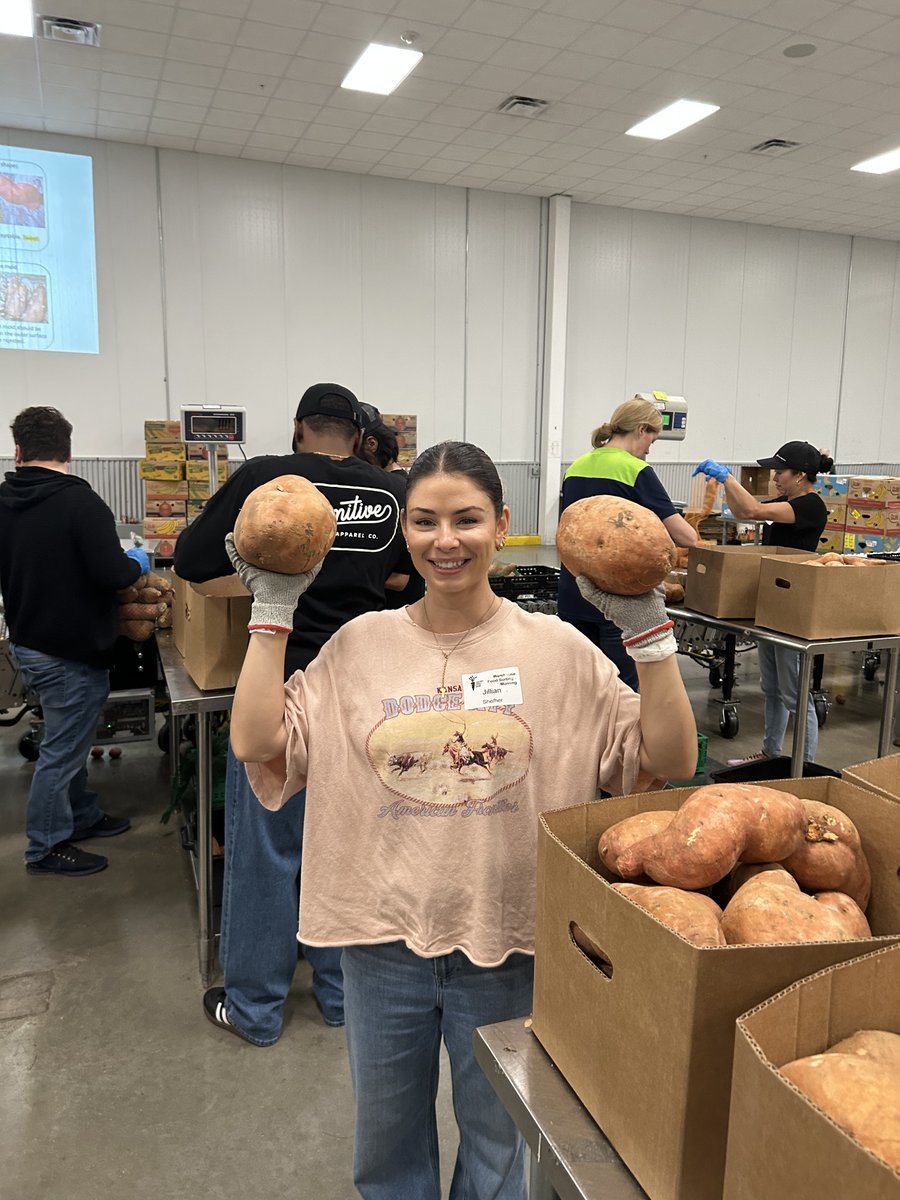 LogicMonitor's tweet image. Our ATX crew showed up big at the @CTXFoodBank, packing 9,000+ meals and moving 12,000 lbs of produce. That’s 6 tons of impact! #LifeAtLM #AustinTech