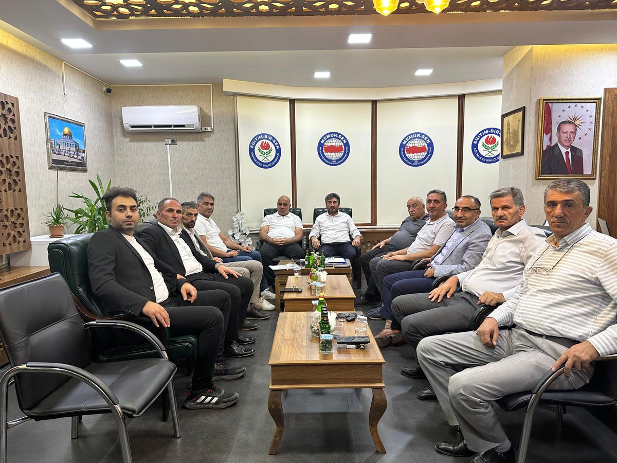 Erzurum Memur-Sen İl yönetimi olarak aylık toplamtımızı gerçekleştirdik. Toplu sözleşme sürecini değerlendirdik ve yapacağımız işlerin planlamasını konuştuk .Rabbim toplantımıza hayırlara vesile kılsın. 
<a href="/_aliyalcin_/">Ali YALÇIN</a> 
<a href="/MemurSenKonf/">Memur-Sen</a>