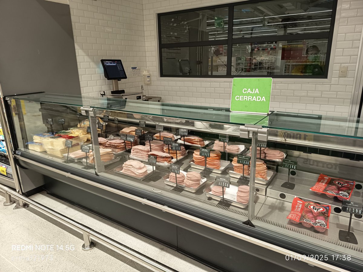 cmorronia's tweet photo. Srs. @TottusChile el día d ayer 17,30 hrs app fui a Tottus Francia a comprar, entre las cuales iba a comprar cecinas, y me encuentro c/esta imagen, y el personal aduce q no hay personal para q atienda, hasta el día siguiente, como no contratan otra persona para q atienda https://t.co/pyvPZgBr42