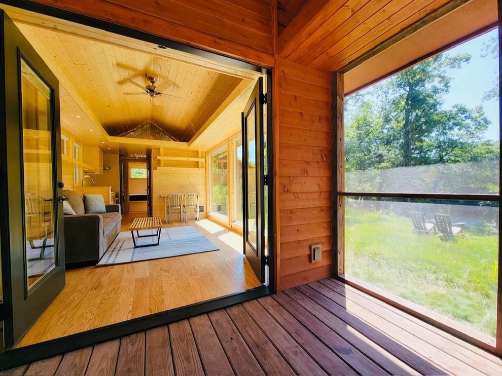 Wake up to stunning lake views from your very own Classic King XL Tiny House at Canoe Bay Village! Discover luxury meets simplicity in this all-electric, lakefront gem. Explore the ultimate indoor-outdoor living experience. Learn more: tinyhousetalk.com/classic-king-x…