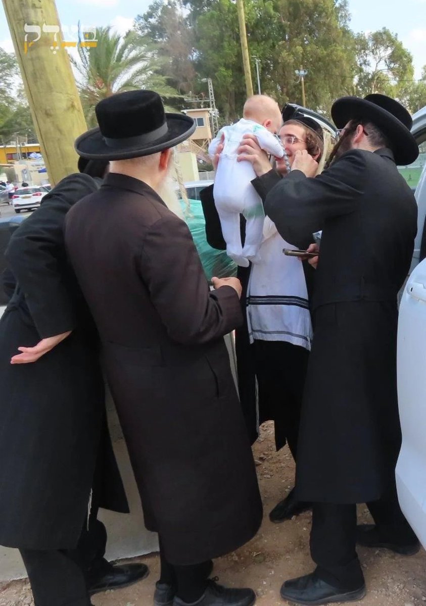 Image: The prisoner, David Menachem Mintzberg, who was incarcerated for 36 days due to his demonstration against Zionism, meets his infant child for the first time following his release from prison.
#prisoner #Palestine