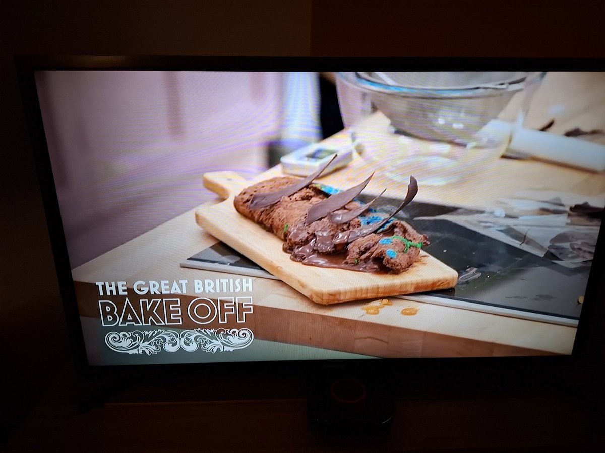 "Ain't no swirl there." You can say that again. Looks like a dead something. Oh dear. #GBBO