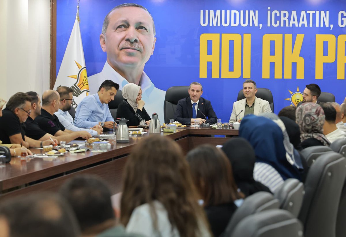 Haftalık Olağan İlçe Yönetim Kurulu Toplantımız, İlçe Başkanımız Sn. Ayhan Üşdi’nin başkanlığında; İlçe Koordinatörümüz Sn. Rıdvan Bural ve Belediye Başkanımız Sn. Ali Tombaş’ın katılımlarıyla gerçekleştirildi.