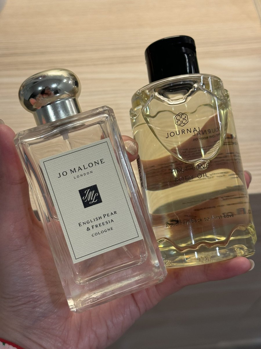 PPIMMYY's tweet image. แนะนำว่าพยายามหาออยล์ ที่กลิ่นใกล้เคียงกับน้ำหอมที่เรามีค่า ทาออยล์กลิ่น First Love ของ Journal แล้วตามด้วย Jo Malone English Pear &amp;amp; Freesia 🍐 ที่กลิ่นใกล้เคียงกันมาก ทำให้เลเยอร์แล้วหอมกลมกล่อมขึ้นอีก!
บอกเลยว่าตัวหอมฟุ้งทั้งวัน เดินผ่านมีแต่คนทักแน่นอน