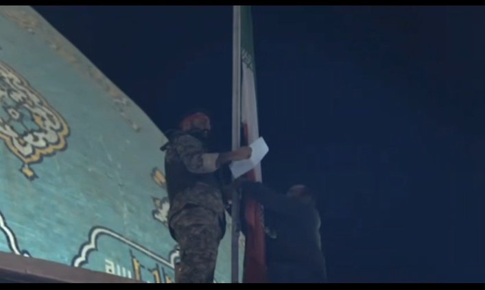 رجز خوانی در مسجد جمکران با مضامین ملی و اهتزاز پرچم ج.ا و... را شاید بتوان اتصال کلان روایتی که ملیت و دین در آن جایگاه دارند به نقطه‌ای روی زمین دانست.
اتصال کلان روایت آسمانی و ملیت زمین در بستر زیارت‌گاهی تاریخی
...