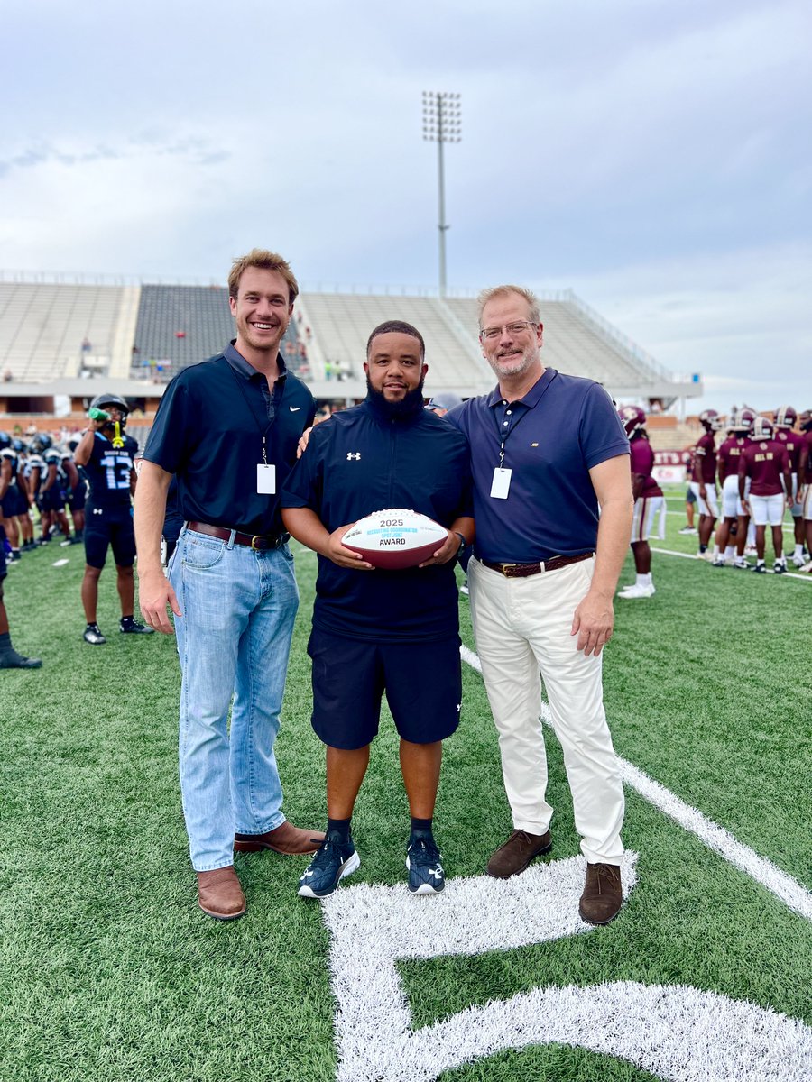 dctf's tweet image. Congratulations to Coach Rene Glapion from Shadow Creek on receiving the Recruiting Coordinator Spotlight Award presented by @SumerSports!

@SCSharkFootball  @ShadowCreekHS  @AlvinISD  @Zinn68 @Glap_IV | #dctf #txhsfb