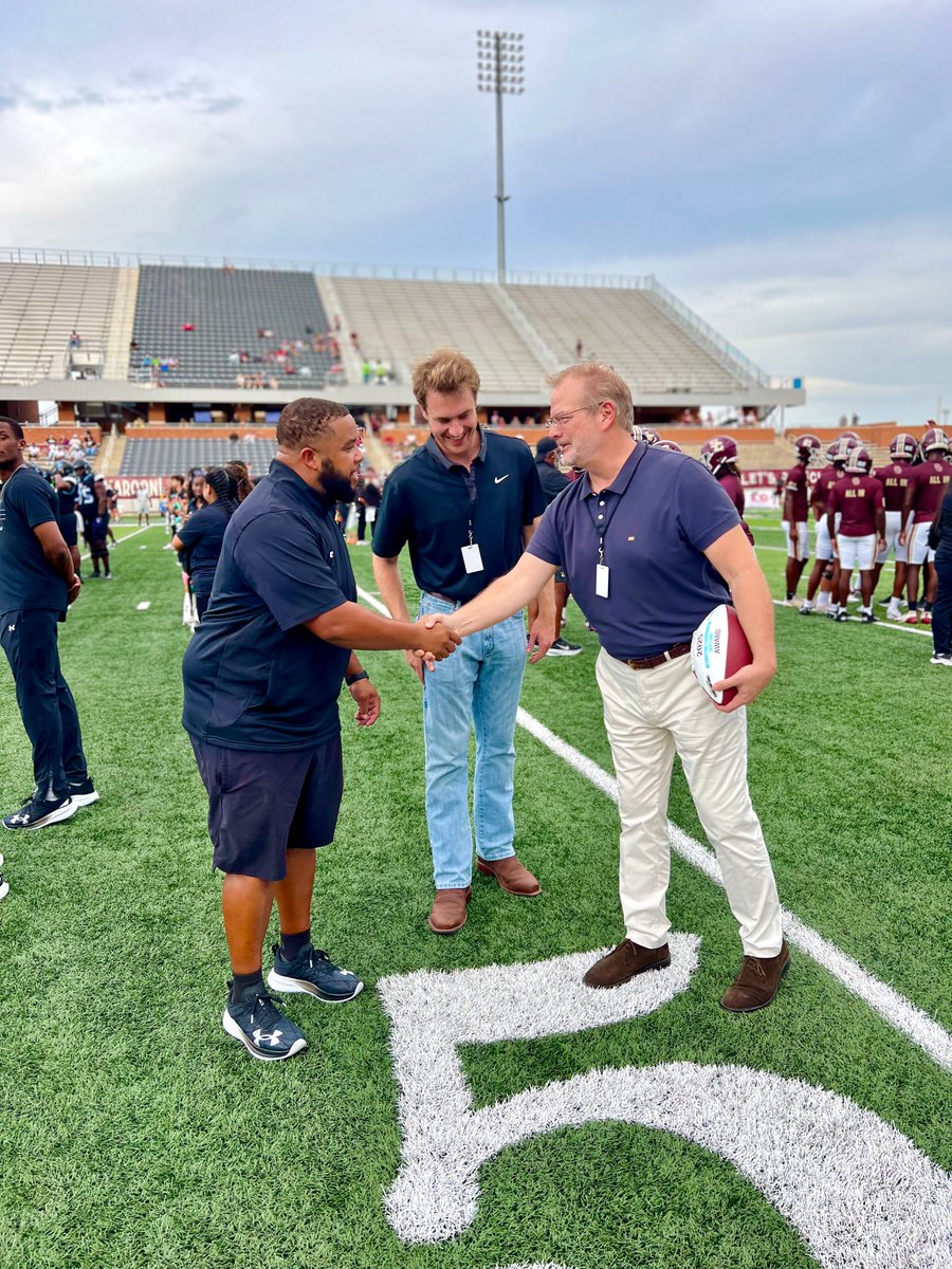 dctf's tweet image. Congratulations to Coach Rene Glapion from Shadow Creek on receiving the Recruiting Coordinator Spotlight Award presented by @SumerSports!

@SCSharkFootball  @ShadowCreekHS  @AlvinISD  @Zinn68 @Glap_IV | #dctf #txhsfb