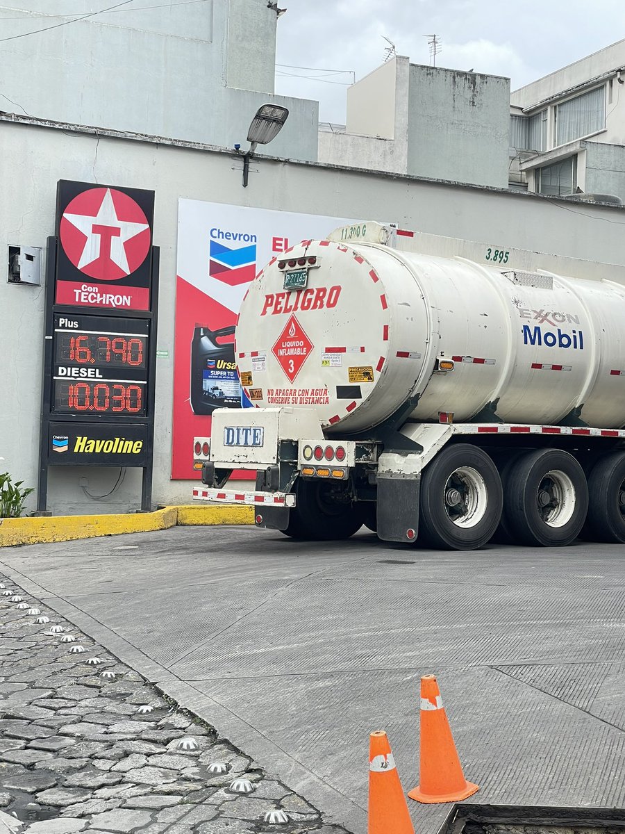 marioenriquez83's tweet image. 👀 ⛽️ Que está pasando con el precio de gasolina en #Pasto? Casi una semana y se mantiene a precio nacional.
Que pasa con el cupo subsidiado? Se agotó más rápido de lo normal? Obedece a la redistribución? o cuál es el motivo?
👀 con el control @alcaldiapasto @MinEnergiaCo