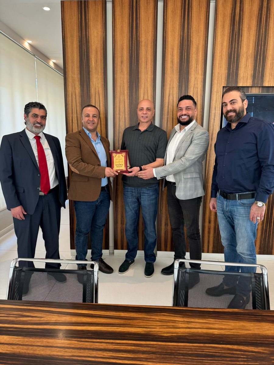 تكريم هاشمية من رابطة شباب البقاع الغربي وراشيا

زار رئيس رابطة شباب البقاع الغربي وراشيا، خالد محمد أحمد، رئيس جمعيتي بيروت للتنمية وإمكان، السيد أحمد هاشمية، في مكتبه ببيروت، بحضور الرائد الحاج عماد جانبين والدكتور إياد البنا.

وتناول اللقاء قضايا اجتماعية تُعنى بالصالح العام،