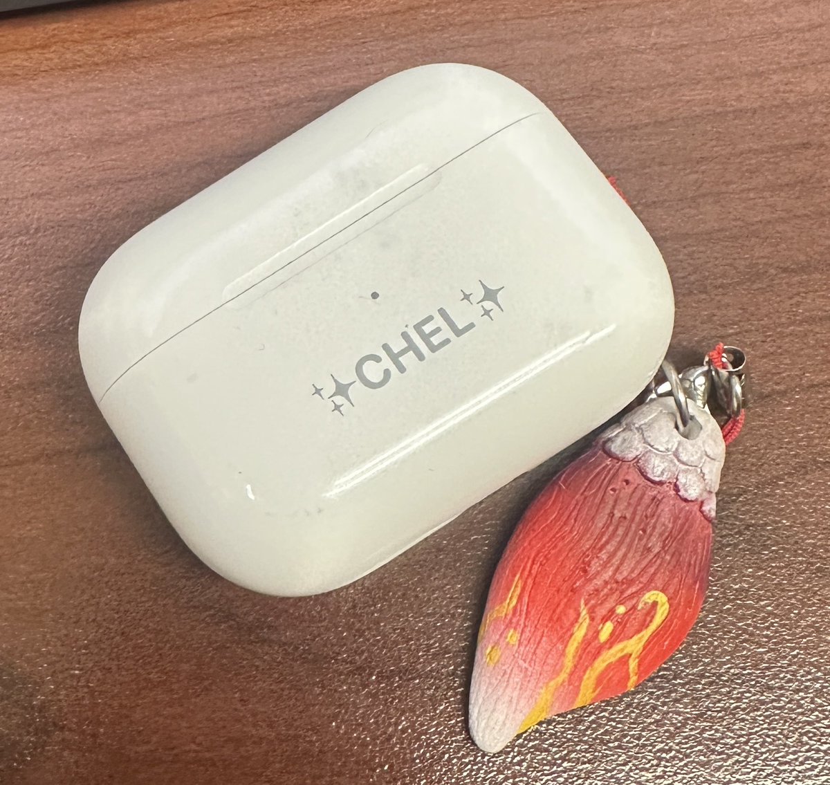 <a href="/KinoKreations/">Kinokashi 🦈 キノ🚸 LA Comic Con WH#5111</a> what a cute challenge! cant wait to see your expansive mh apparel collection

i always have a mizutsune scale on me 💖 this one is from <a href="/ChimeralArt/">Chimeral Art #MHWilds</a>