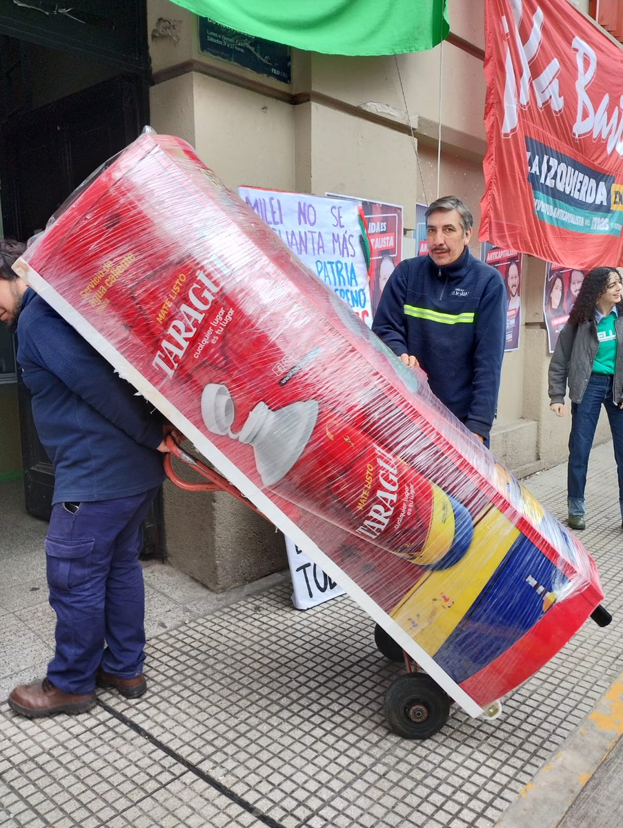 yabastafilo's tweet photo. CONSEGUIMOS UN NUEVO DISPENSER DE AGUA CALIENTE EN FILO

El día de hoy, mientras organizábamos las clases públicas, recibimos la noticia de un nuevo dispenser de agua caliente para quienes habitamos Filo. El dispenser quedó instalado en la sala de lectura del 5to piso. https://t.co/WenBw878fk