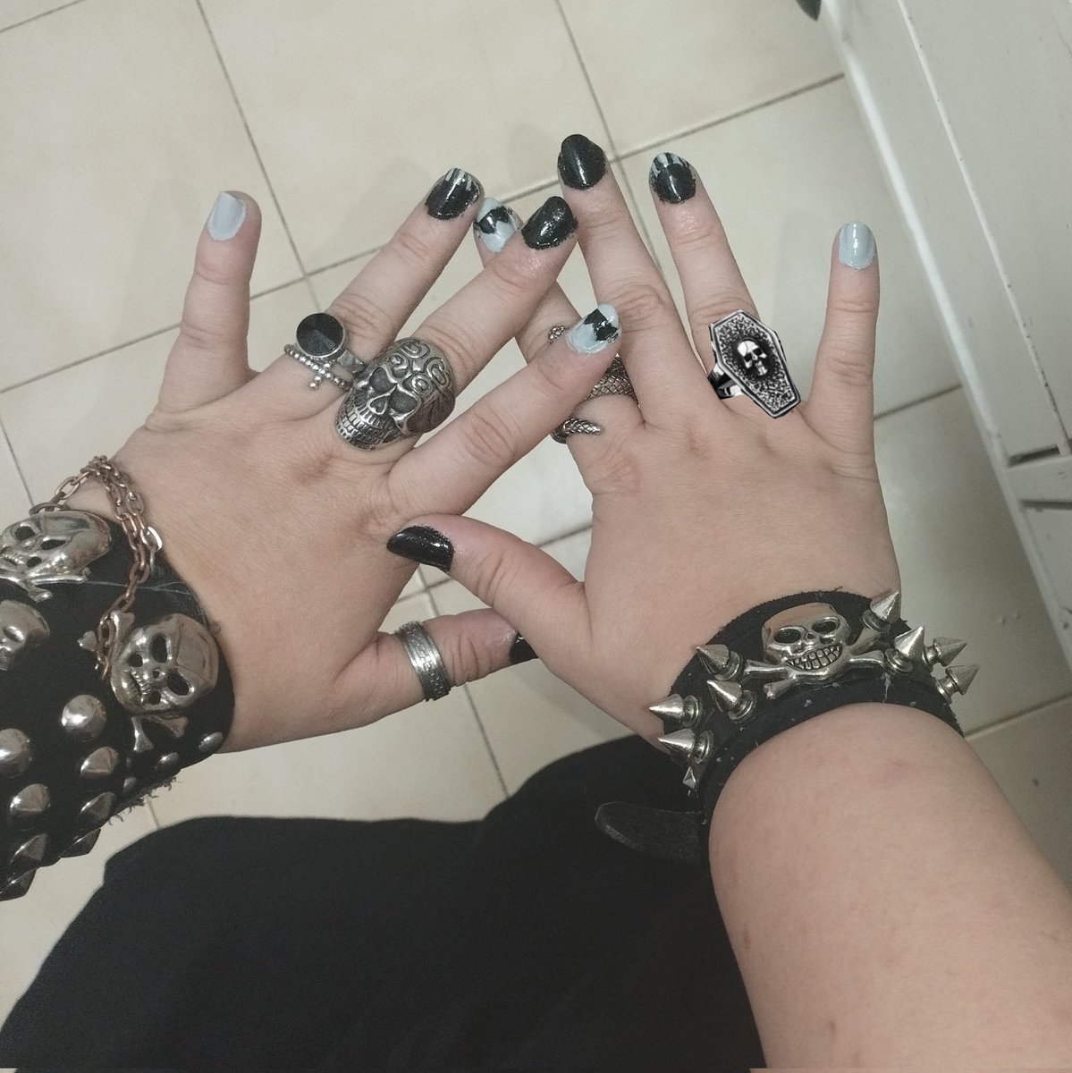 SayloinRiki's tweet photo. Mr incredible becoming Uncanny Phase 34 nails
💅🏻😏😈😁🩶🖤✨
.
#blackandgreynails #goth #emo #punk #gothicbracelets #smile #emoji #mischievous #rings #mibu #mrincrediblebecominguncanny #phase34 #cjplanets https://t.co/okFqTpEzWf
