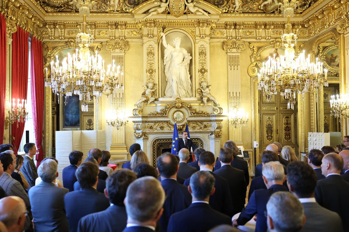 Ce soir, au Quai d'Orsay, j’ai salué l’engagement des entreprises qui font rayonner la France dans le monde. Ce ministère leur appartient. 

Nous avons un cap :
✅ Diversifier nos routes commerciales
✅ Défendre nos intérêts
✅ Ouvrir des marchés

Une seule équipe : la France. 🇫🇷